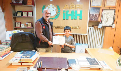 Ağrı İHH'ye Harçlıklarını Bağışlayan Musab Ali'ye "İyilik Belgesi"