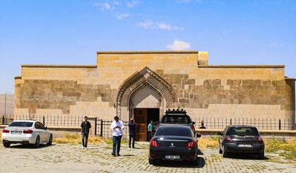 Ağrı Dağı'nın eteğinde yaklaşık 800 yıllık kervansaray turistleri ağırlıyor