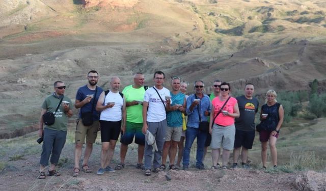Ağrı Dağı'nda zirve yapan turistler, aşure yedi