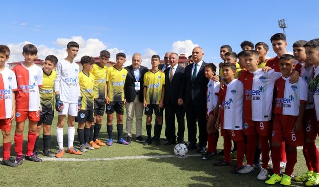 Ağrı'da depremzede çocukların katılımıyla düzenlenen futbol turnuvası başladı