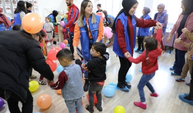 Ağrı Gençlik Merkezi Minik Yürekleri Sevindirdi