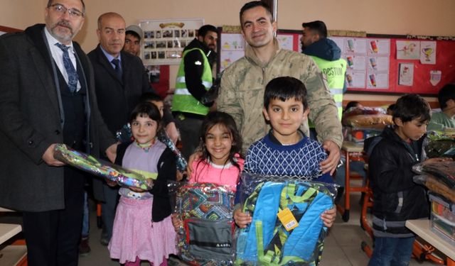 İstanbul'daki öğretmen ve öğrenciler Ağrı'da köy okulunu hediyelerle donattı