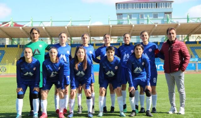 Ağrı'da erken yaşta evliliklere karşı futbol oynayan kızlar şampiyonluğa koşuyor