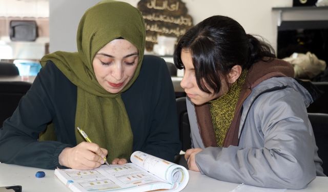 Ağrı'da gönüllü üniversite öğrencileri yetim çocukları geleceğe hazırlıyor