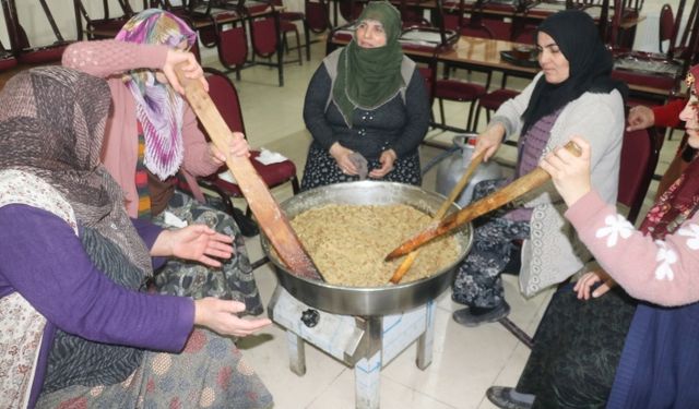 Ağrı'da yaşatılan mevlit helvası geleneği acı günde dayanışma ruhunu simgeliyor