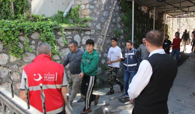 Ağrı'dan İstanbul'a doğru giden 24 kaçak göçmen Amasya'da yakalandı