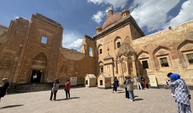 Turistler "Turizm Haftası"nda da rotayı İshak Paşa Sarayı'na çevirdi