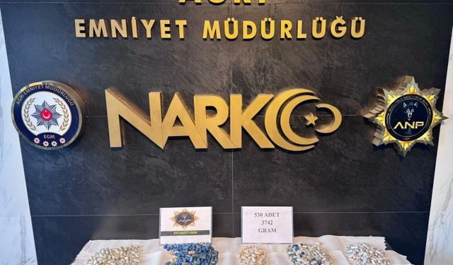 Ağrı'da yakalanan 5 zanlının midesinden 3 kilo 742 gram uyuşturucu çıktı