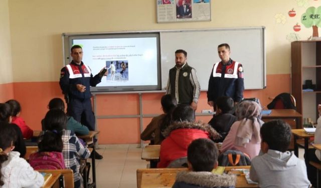 Ağrı’da öğrencilere doğa ve hayvan sevgisi anlatıldı