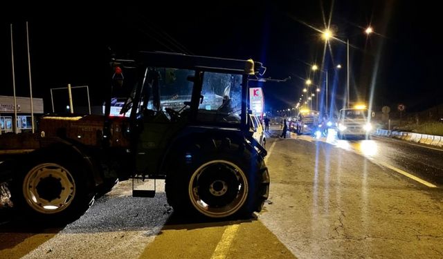 Ağrı’da otomobil ile traktör çarpıştı: 7 yaralı