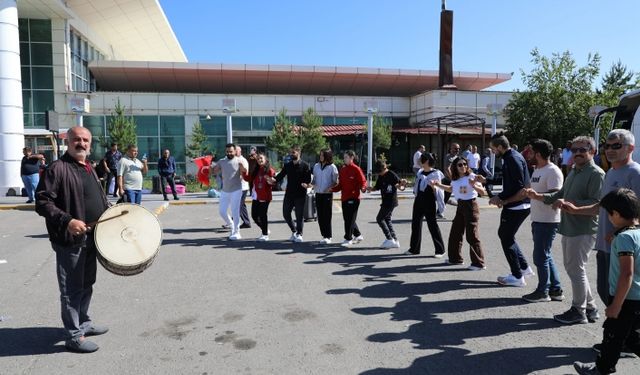 Dünya Muaythai Şampiyonası ikincisi Sibel Oruç, Ağrı'da halaylarla karşılandı
