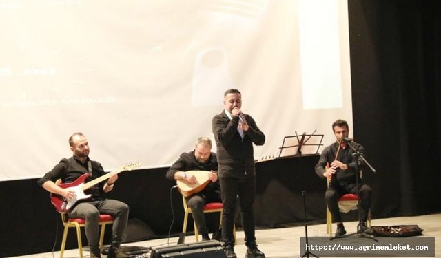 Ağrı'da müzik öğretmeni Nizamettin Ardin'den meslektaşlarına özel konser
