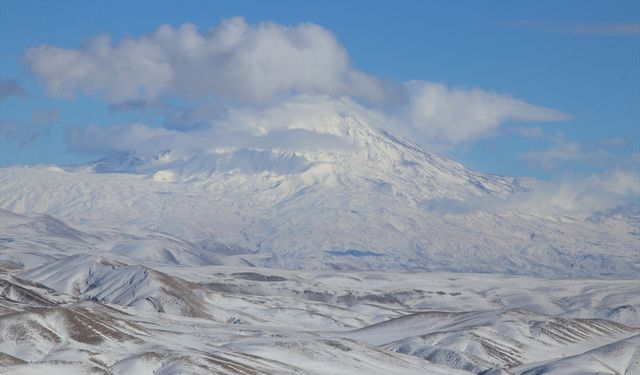 Ağrı Dağı yeniden beyaza büründü