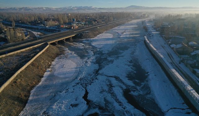 Ağrı'da Murat Nehri kısmen dondu