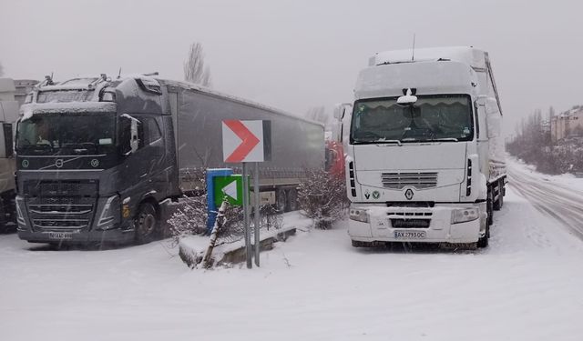 Ardahan'da iki kara yolu tipi nedeniyle tırlara kapatıldı