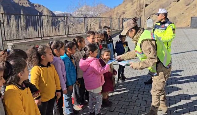 Hakkari'de jandarma ekipleri, köy okullarındaki öğrencilere trafik eğitim verdi