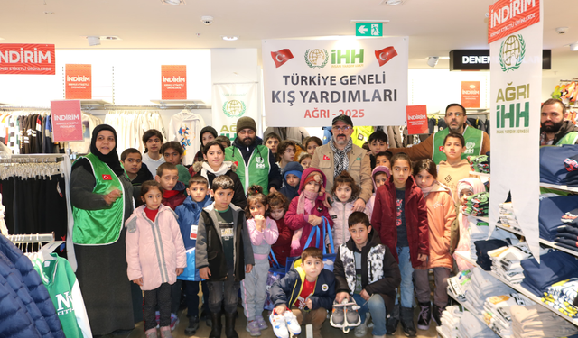 Ağrı İHH'dan 500 çocuğa bot ve mont