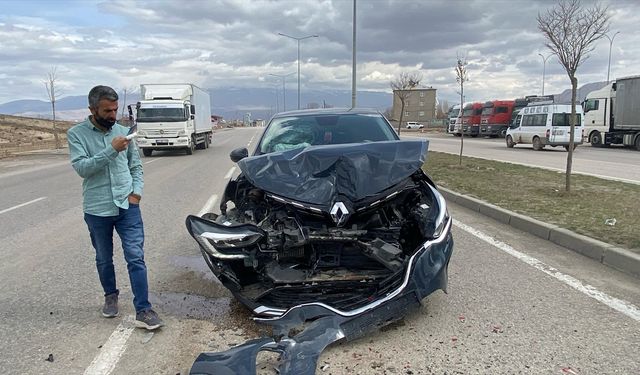 Ağrı'da 3 aracın karıştığı zincirleme trafik kazasında 2 kişi yaralandı