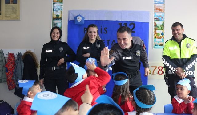 Ağrı'da öğrenciler polis araçlarında keyifli vakit geçirdi