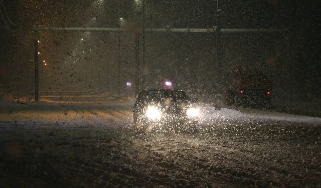 Ağrı'da yoğun kar etkili oluyor