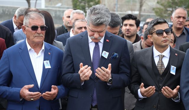 Şehit infaz koruma memuru Yiğit, Ağrı'da mezarı başında anıldı
