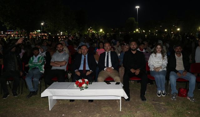 Ağrı'da çocuklar şenlikte oyun oynayıp açık havada sinema izledi