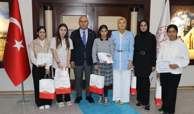 Ağrı'da ev ziyaretleriyle yeniden okula kazandırılan öğrenciler karne sevinci yaşadı