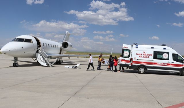 Ağrı'da rahatsızlanan Down sendromlu çocuk, ambulans uçakla Ankara'ya gönderildi