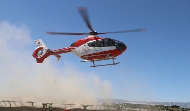 Ağrı'da solunum rahatsızlığı yaşayan bebek ambulans helikopterle Bitlis'e nakledildi