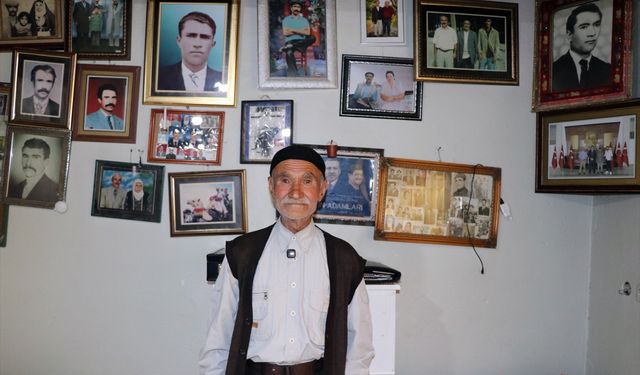 Askerde okuma yazma öğrenen Ağrılı Ali dede, 60 yıldır şiir yazıp günlük tutuyor