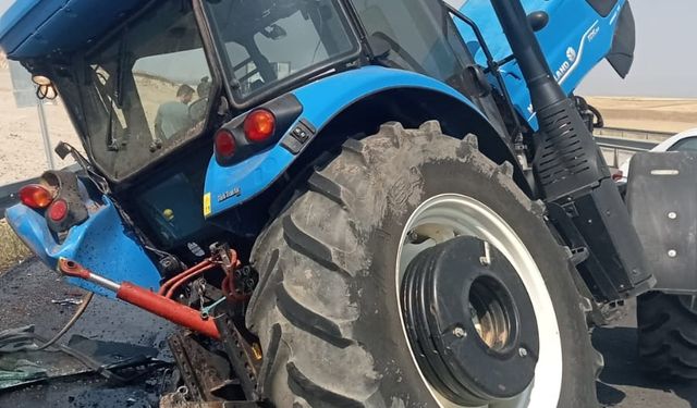 Ağrı'da otomobil ile traktörün çarpıştığı kazada 2 kişi yaralandı