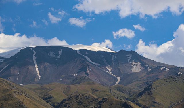 Ağrı Dağı'nın zirvesindeki takke buzulunda erime sürüyor