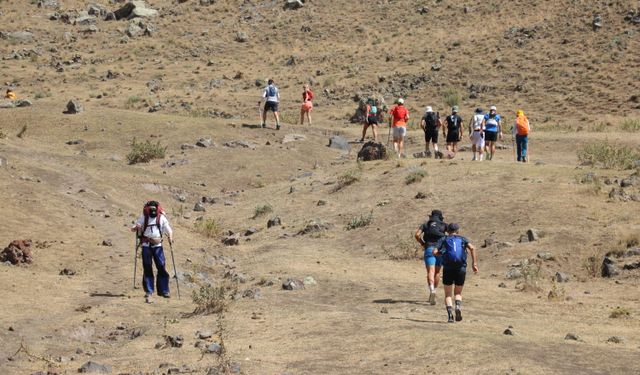 Ultra maratoncular Ağrı Dağı zirvesine koşarak tırmandı