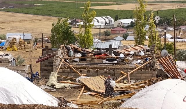 Ağrı'da fırtına 44 ev ve 30 ahırın çatısını uçurdu