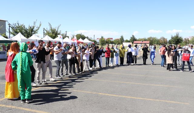 Ağrı'da özel çocuklar ve aileleri şenlikte stres atıp eğlendi