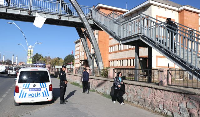 Ağrı'da polis ekipleri öğrencilerin güvenliği için okul çevrelerini denetliyor
