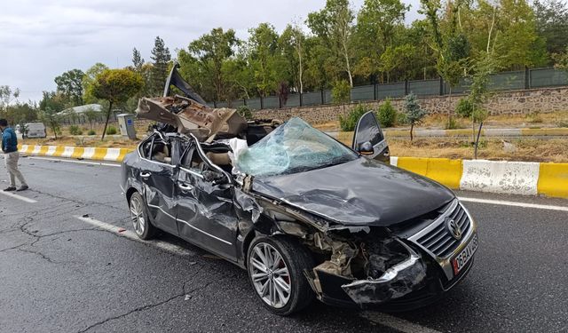 Ağrı'da tıra arkadan çarpan otomobilin sürücüsü yaralandı
