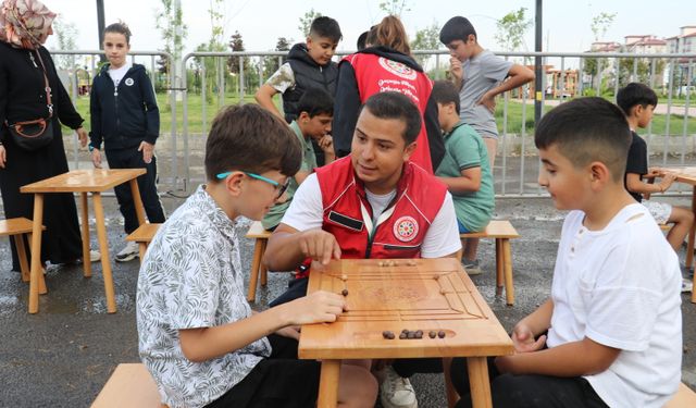 Ağrılı çocuklar 'Geleneksel Oyunlar Tırı' ile doyasıya eğlendi