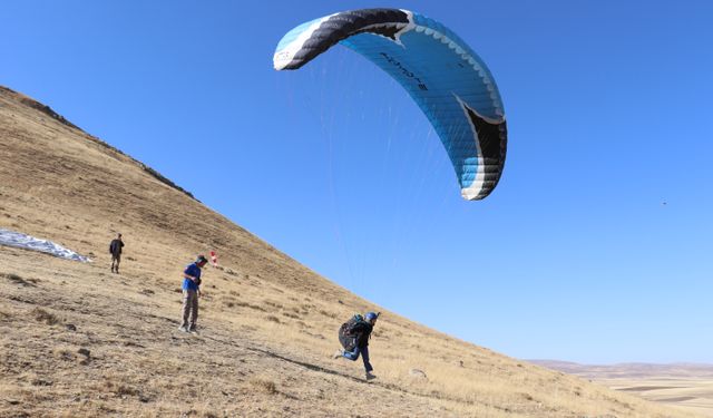Ağrılı gençler şehrin güzelliklerini yamaç paraşütüyle keşfedecek