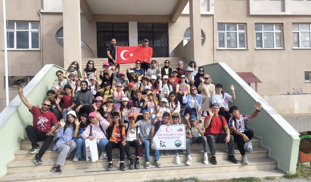 Öğretmen ve öğrenciler Ağrı Dağı eteklerinde çevre temizliği yaptı