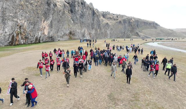 Ağrı'da '3. Diyadin Kanyonu Yürüyüşü'ne yüzlerce kişi Türk bayraklarıyla katıldı