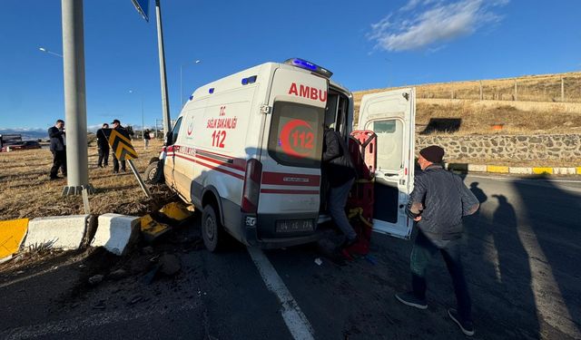 Ağrı'da ambulans ile kamyonetin çarpışması sonucu 7 kişi yaralandı