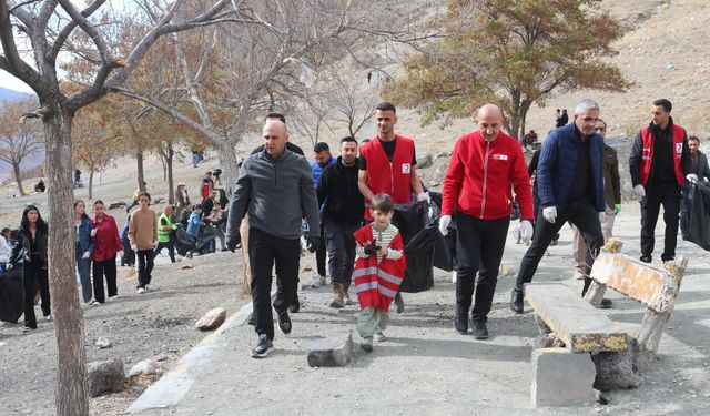 Ağrı'da İshak Paşa Sarayı çevresinde farkındalık temizliği yapıldı
