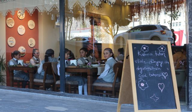 Ağrı'da kadın işletmeci Dünya Kız Çocukları Günü dolayısıyla köydeki kız çocuklarını restoranında ağırladı