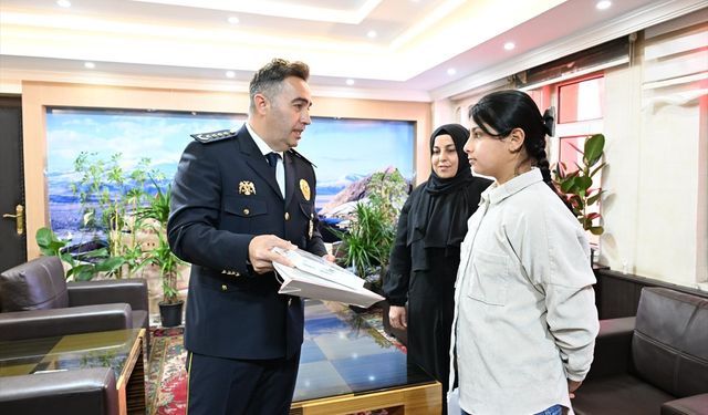 Ağrı'da kız çocuğunun bayrak ve Atatürk sevgisi MOBESE kameralarında