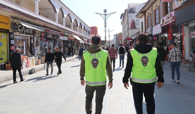 Ağrı'da polis vatandaşların güvenliği için caddelerde denetim yapıyor