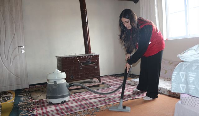Ağrı'da üniversiteli Kızılay gönüllüleri yalnız yaşayan kadının evini temizledi