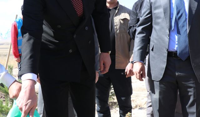 Ağrı'da yükümlüler hayatlarında yeni bir başlangıcın simgesi olarak fidan dikti