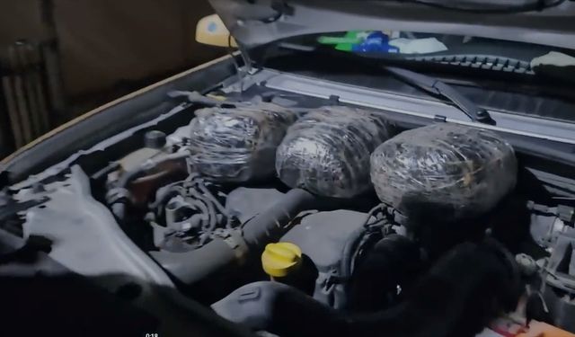 Ağrı'da taksinin ön kaputunda 3 kilo 154 gram uyuşturucu ele geçirildi