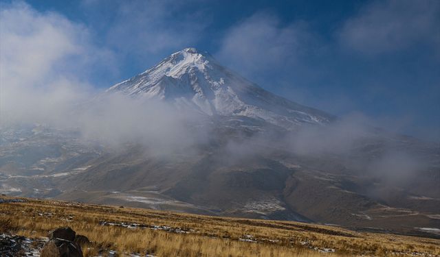Ağrı Dağı kar ve sis altında